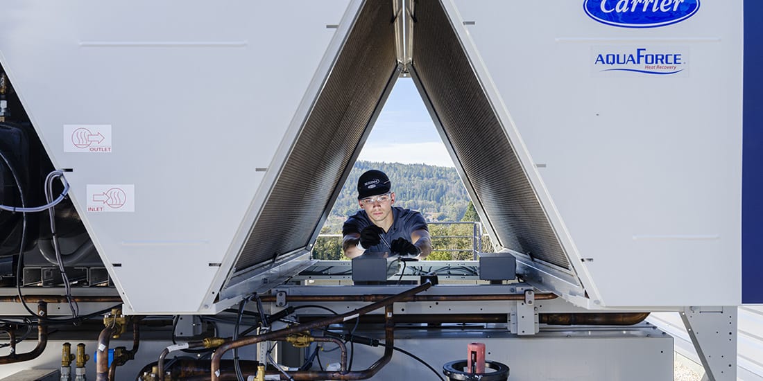 carrier-bluedge-technician-on-site-aquaforce-unit_h
