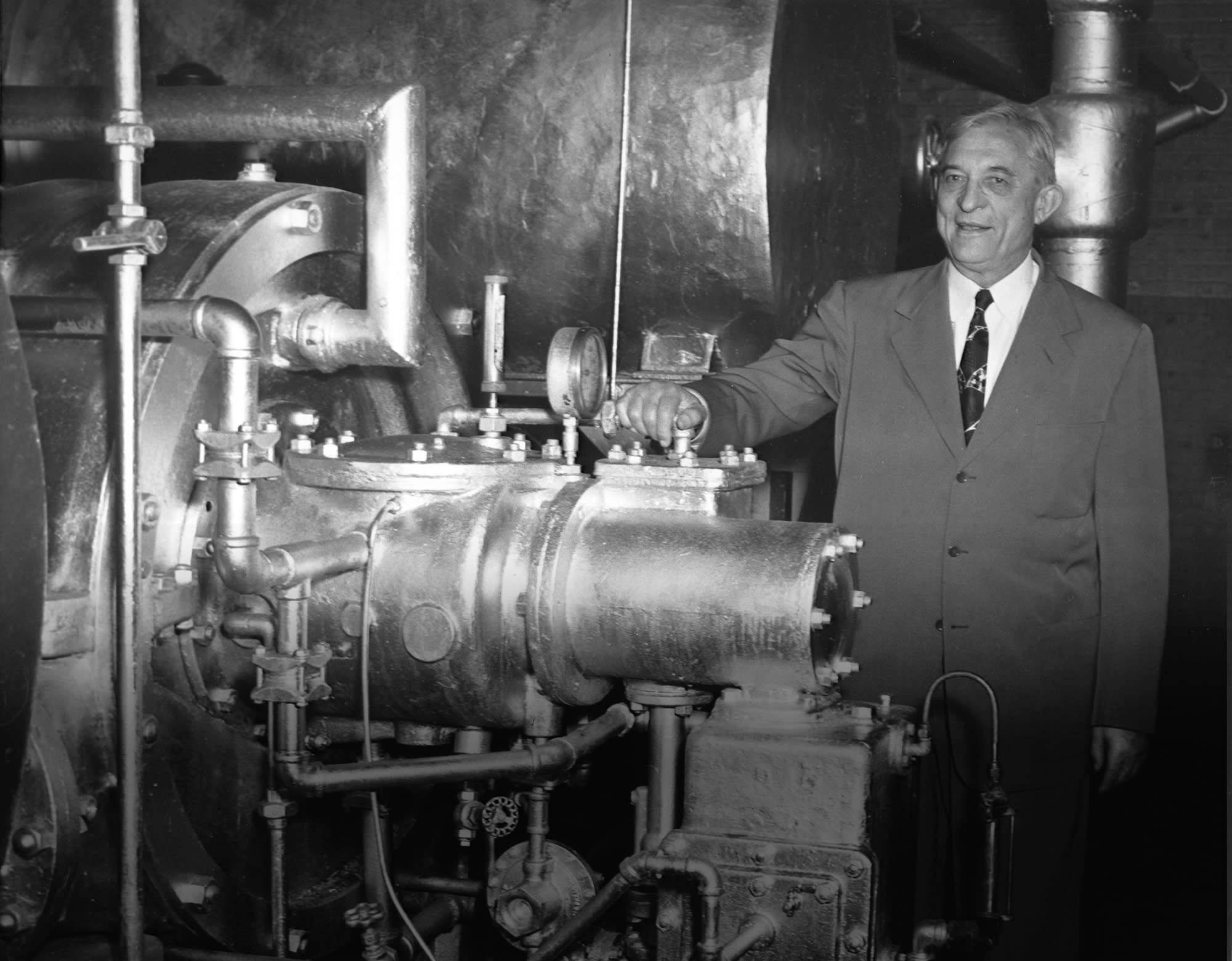 1950-carrier-visits-first-centrifugal-chiller