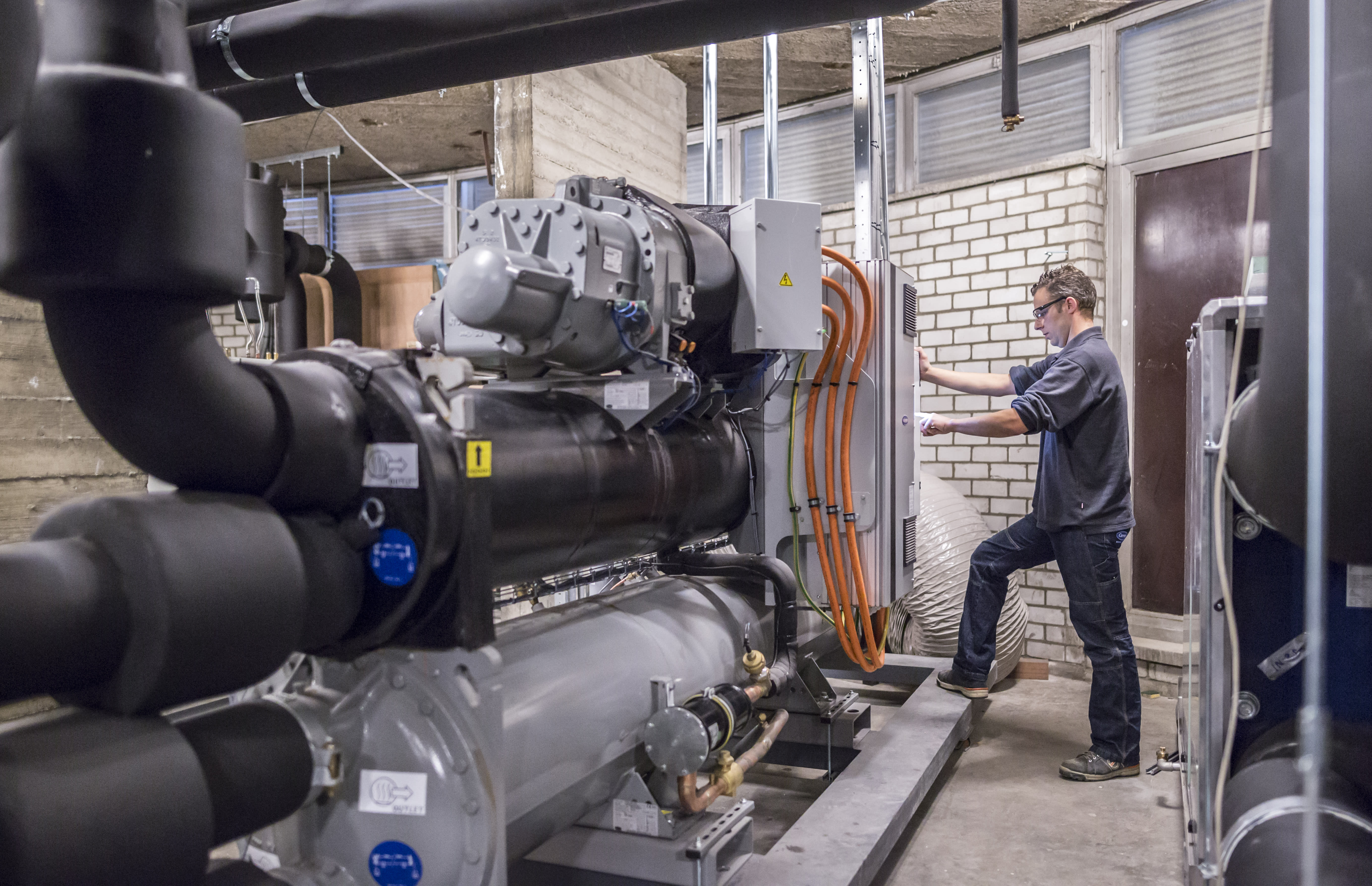 carrier-service-technician-on-site-water-cooled-chiller