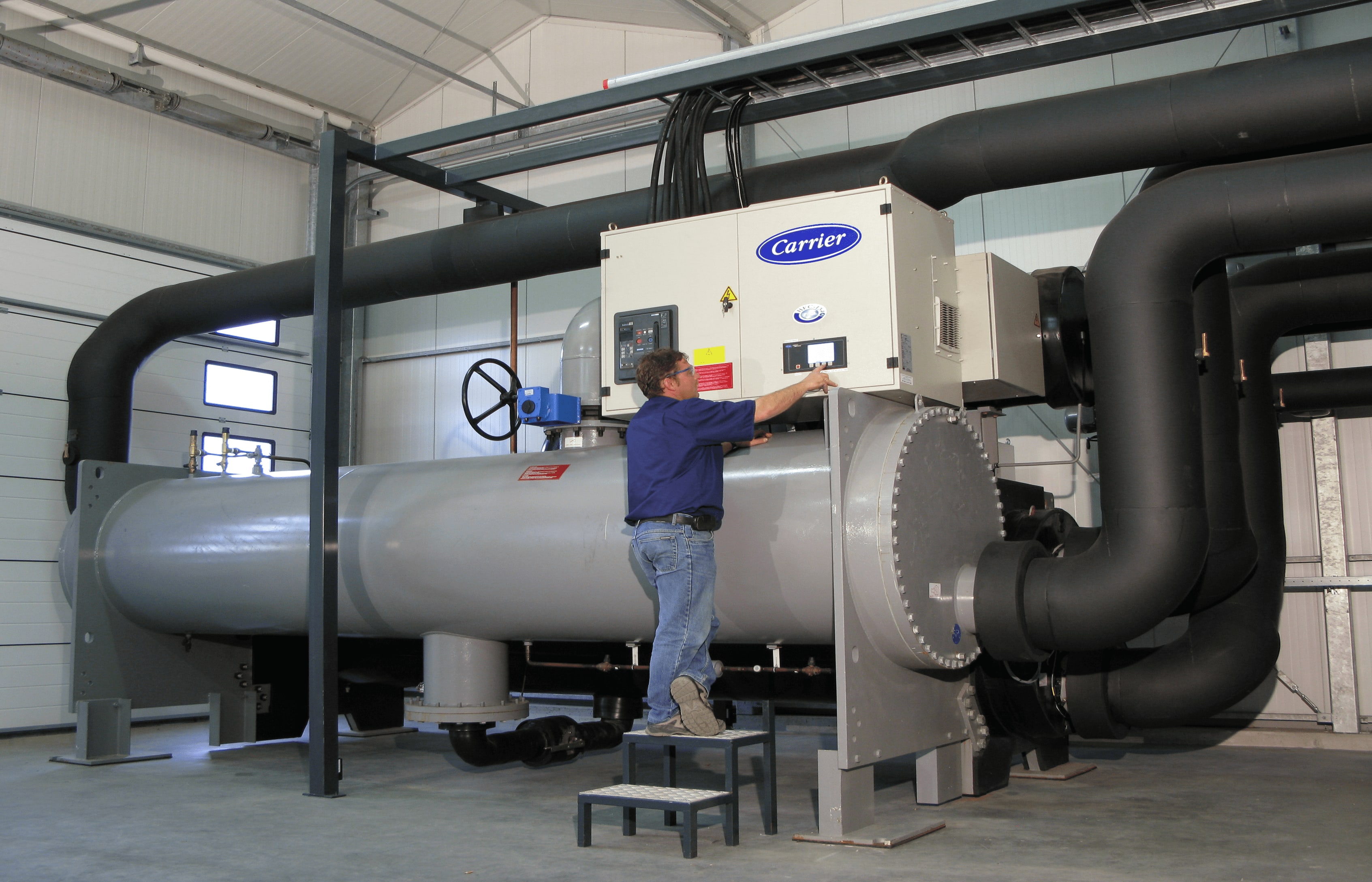 carrier-service-technician-on-site-centrifugal-chiller-2
