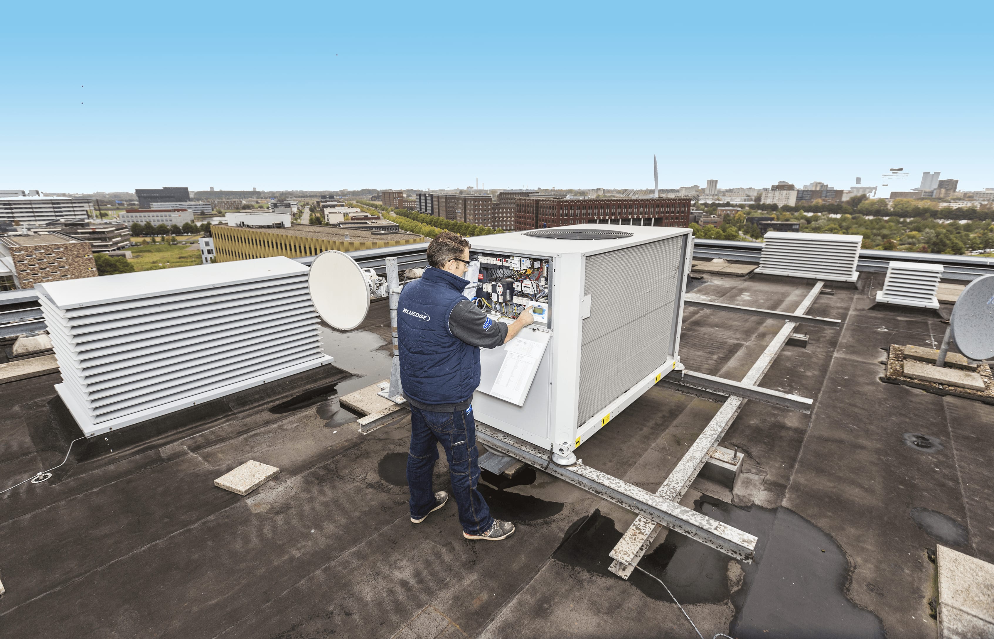 carrier-service-technician-on-roof-2