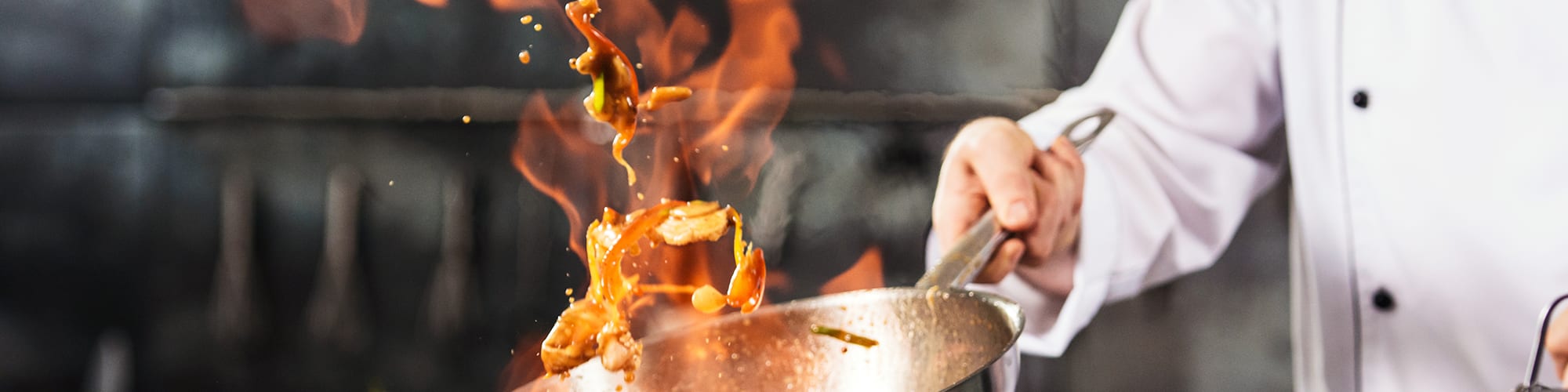 chef-cooking-food-professional-kitchen-4x1