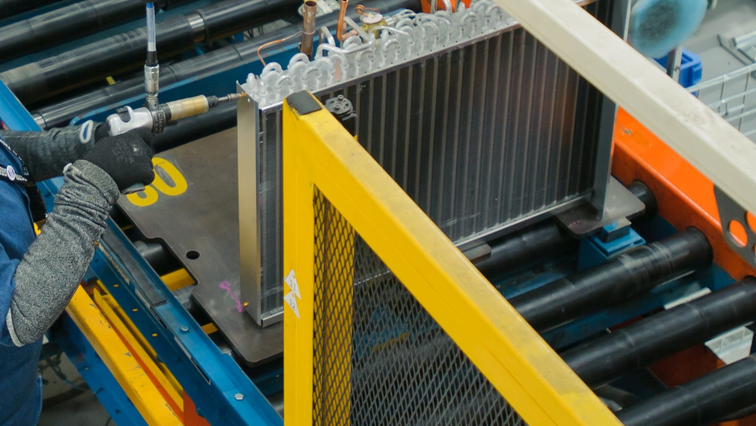 assembling-air-conditioner-16x9