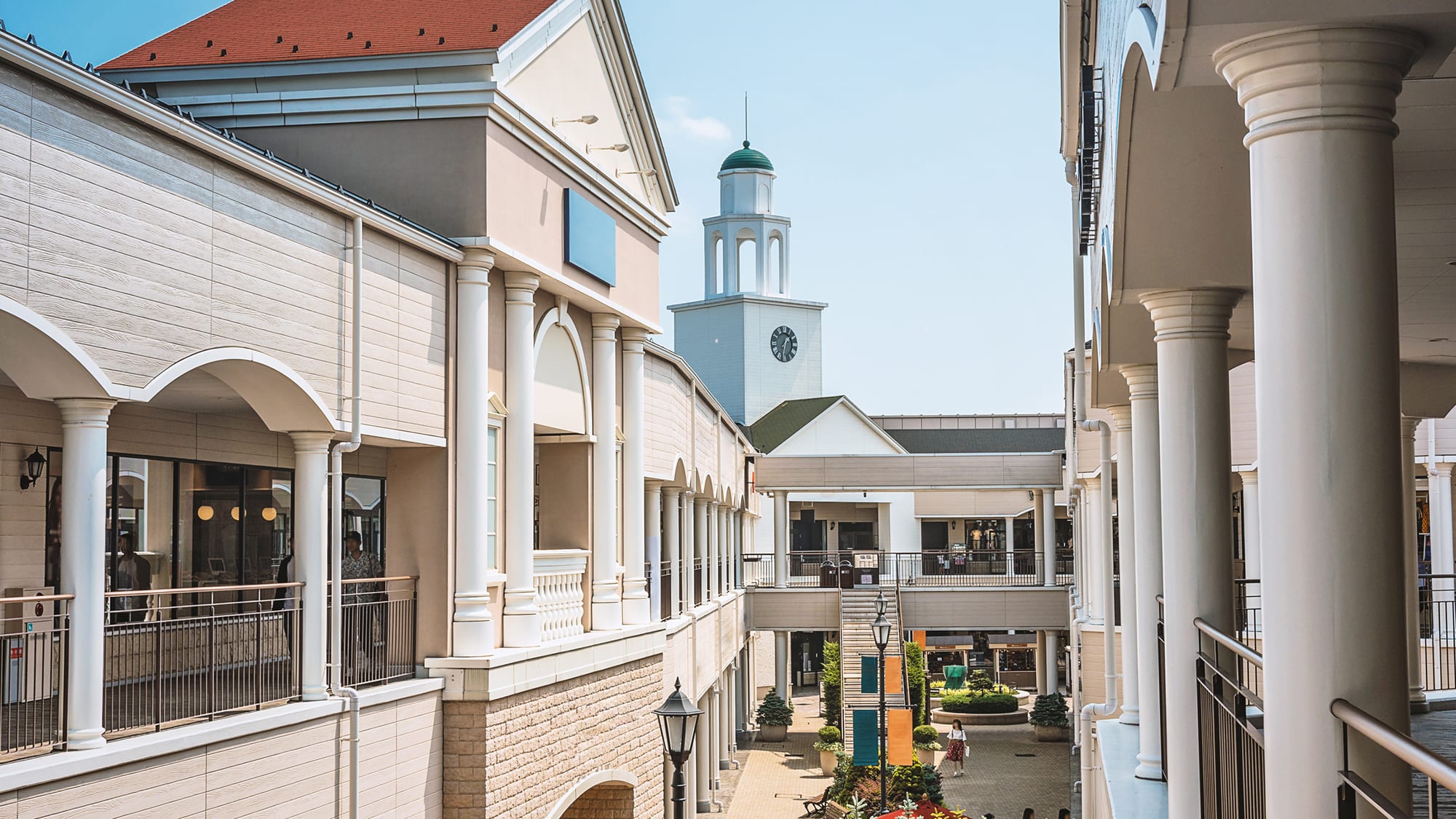 carrier-exterior-of-open-air-shopping-area