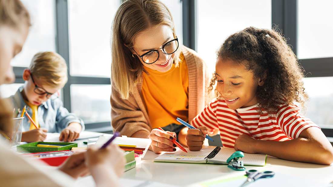 teacher-helping-students-in-classroom-16x9