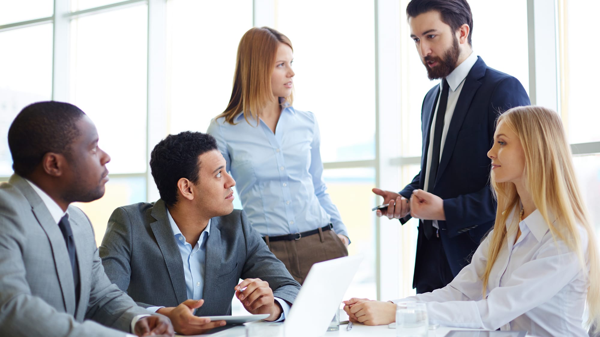carrier-group-of-young-business-people-having-meeting