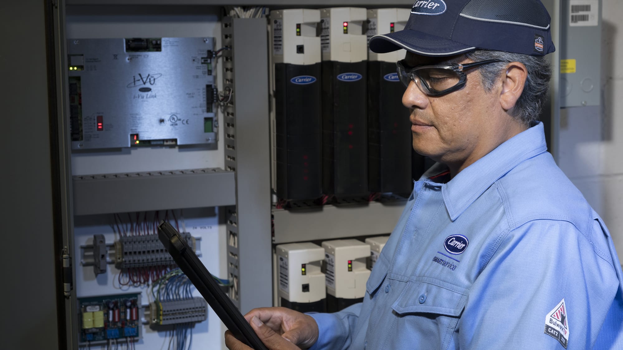 carrier-service-technician-with-tablet