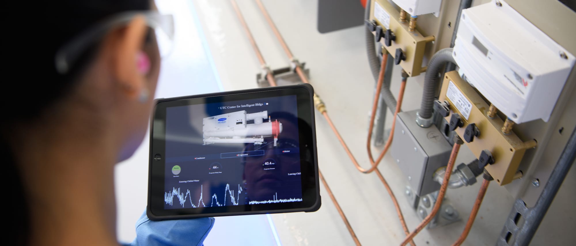 carrier-service-tech-with-tablet-sm