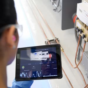carrier-service-tech-with-tablet-sq