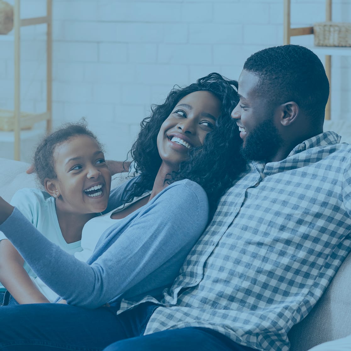 happy-family-watching-tv-mb
