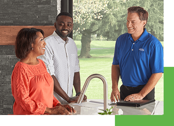 dealer-and-homeowner-discuss-ductless-air-conditioner-cost-hero