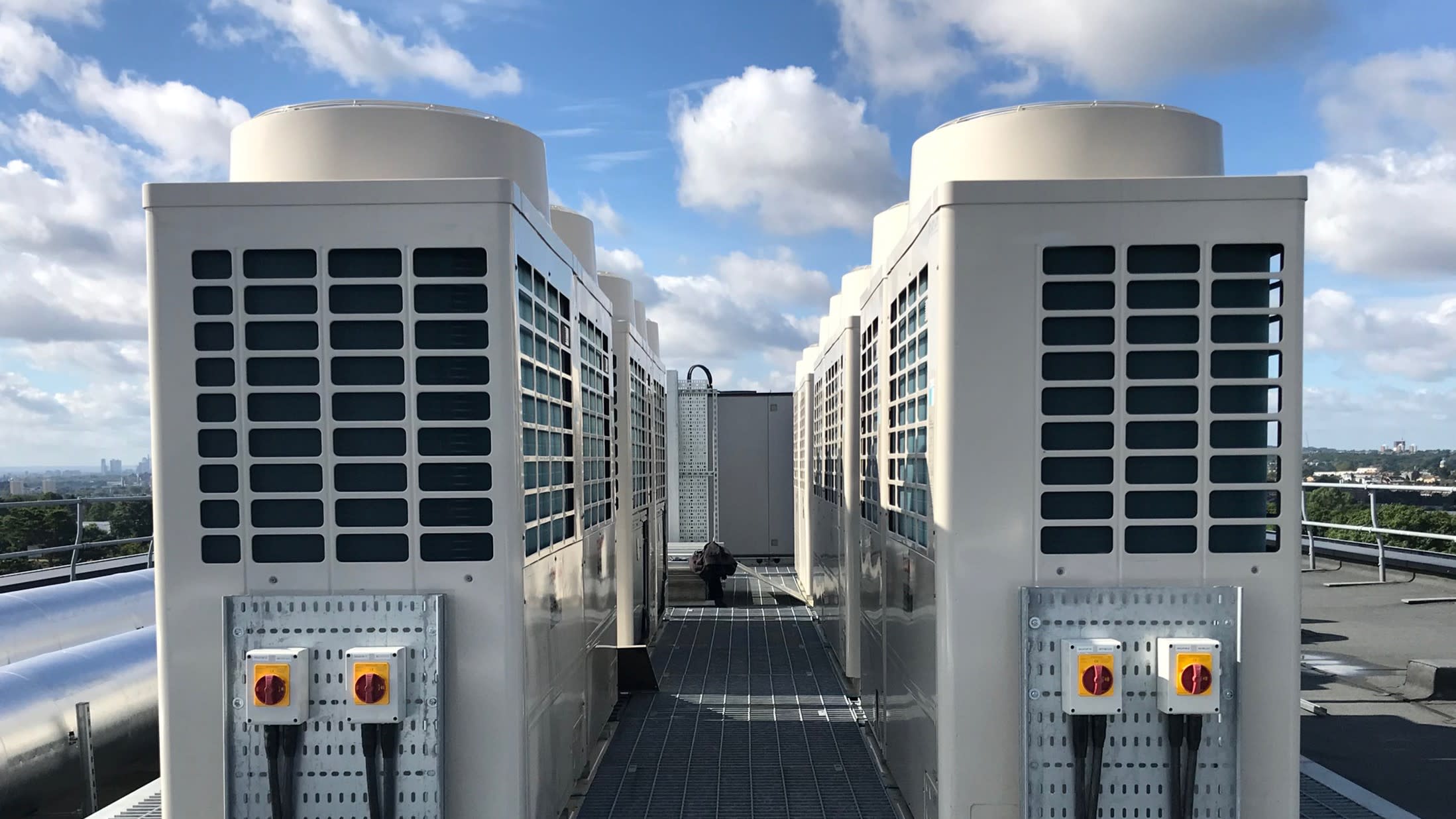 Toshiba-outdoor-units-on-the-roof-closer_2