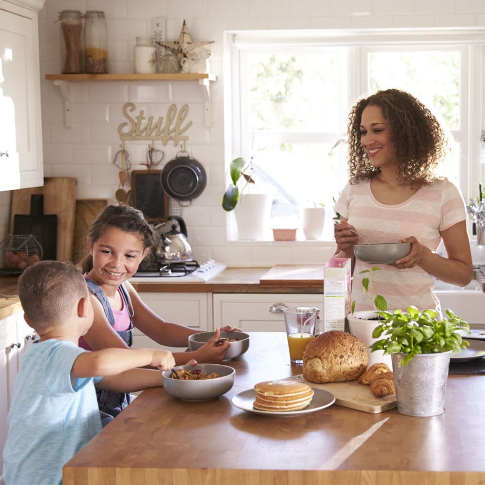 happy-family-in-kitchen-mb