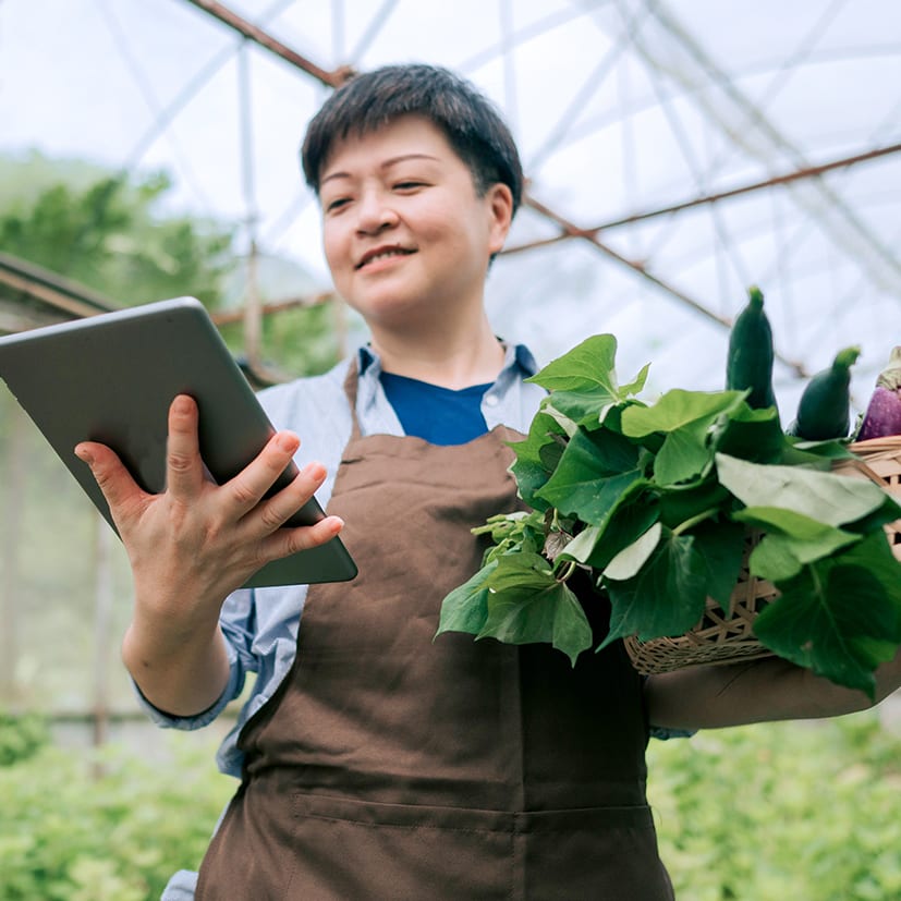 farm-to-table-grower-using-tablet-1x1