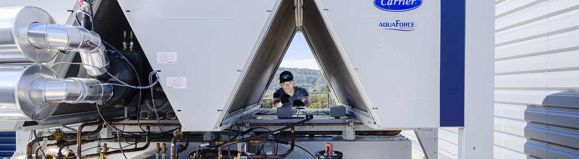 carrier-bluedge-technician-on-site-aquaforce-unit_h