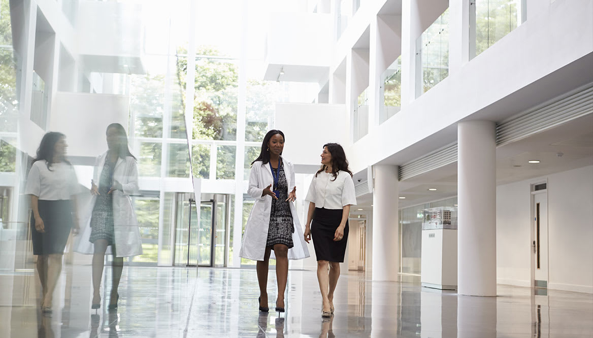 healthcare-workers-talking-1168x666