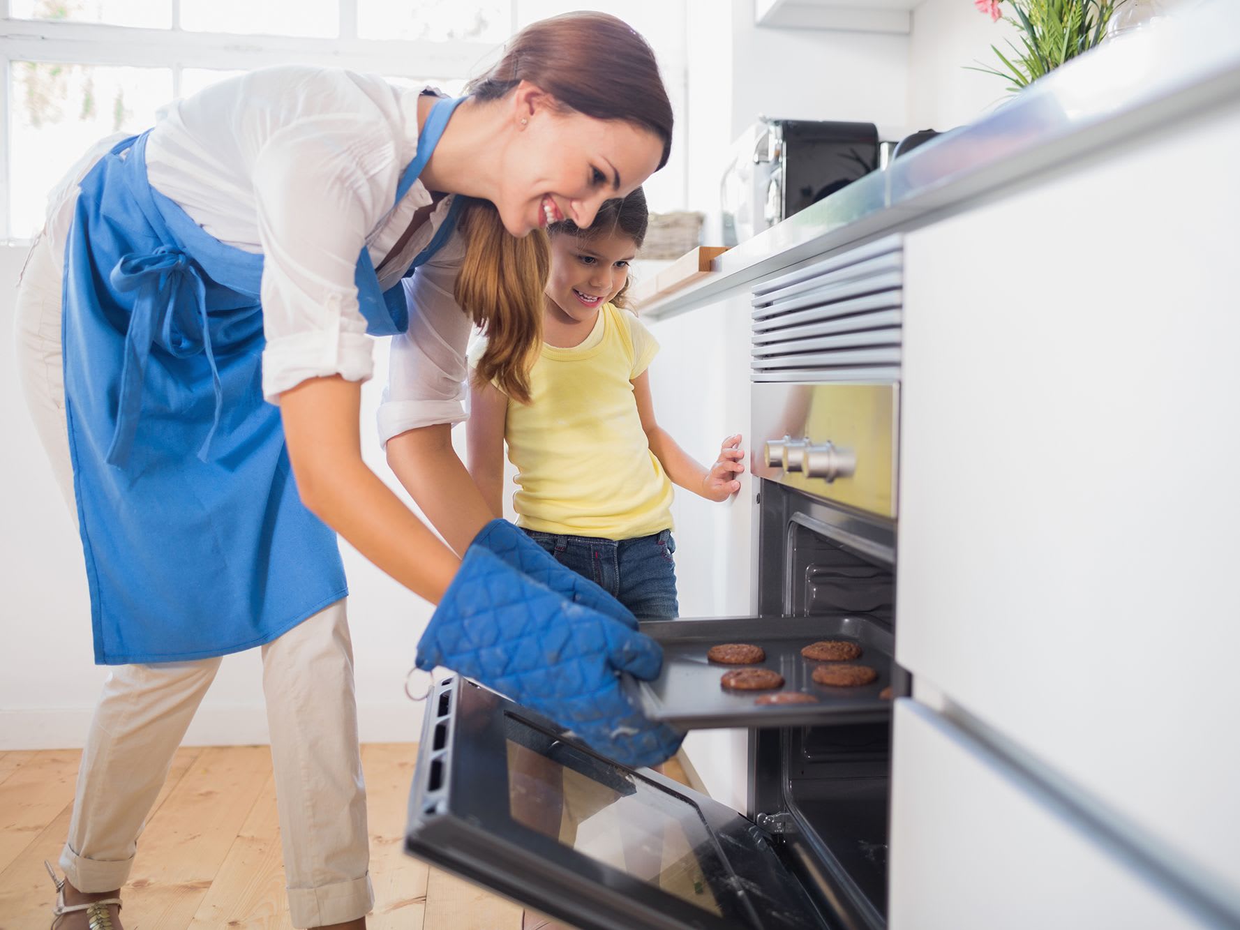woman-child-kitchen-oven_4-3
