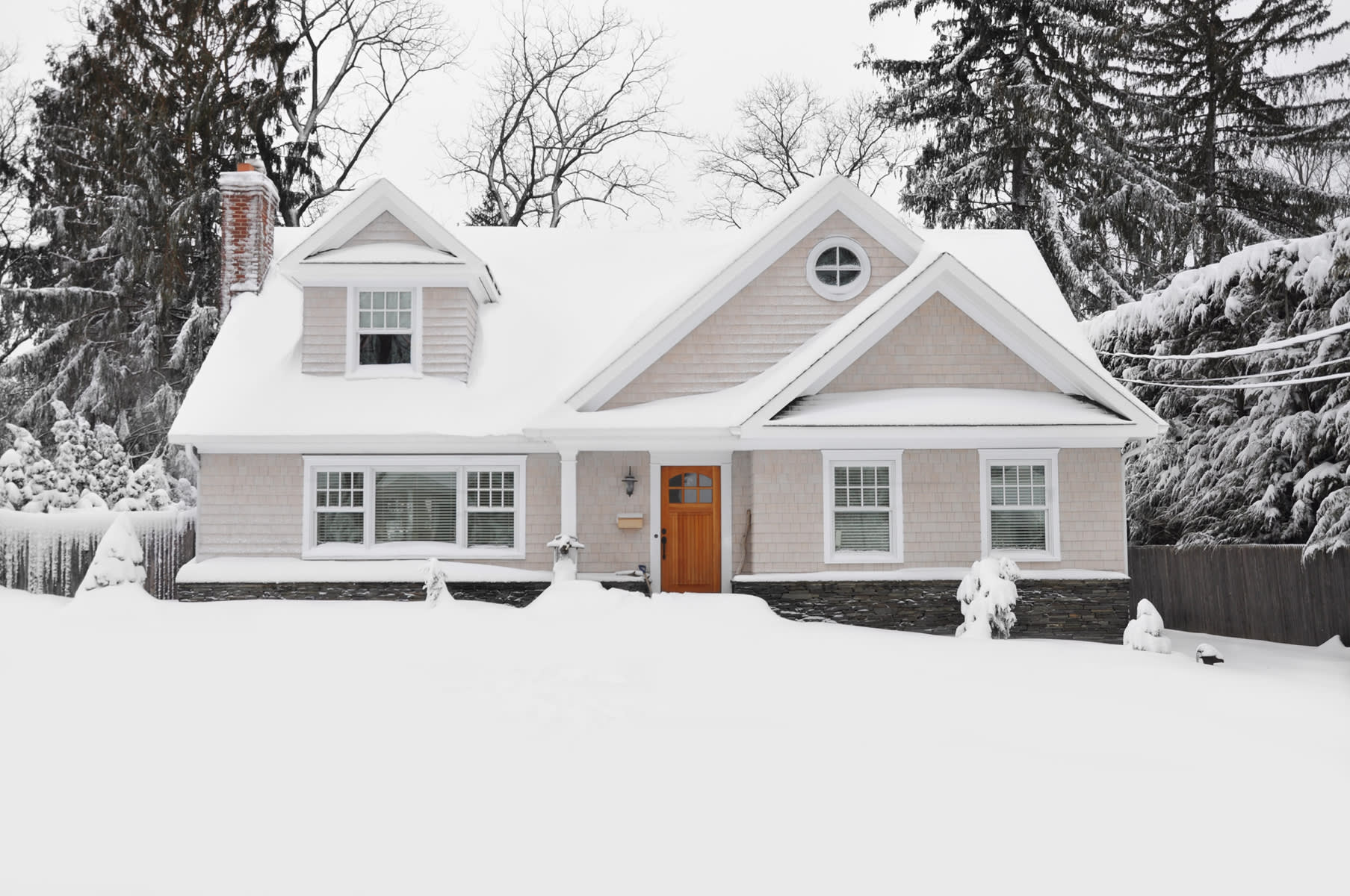 snowy-home-with-heat-pump