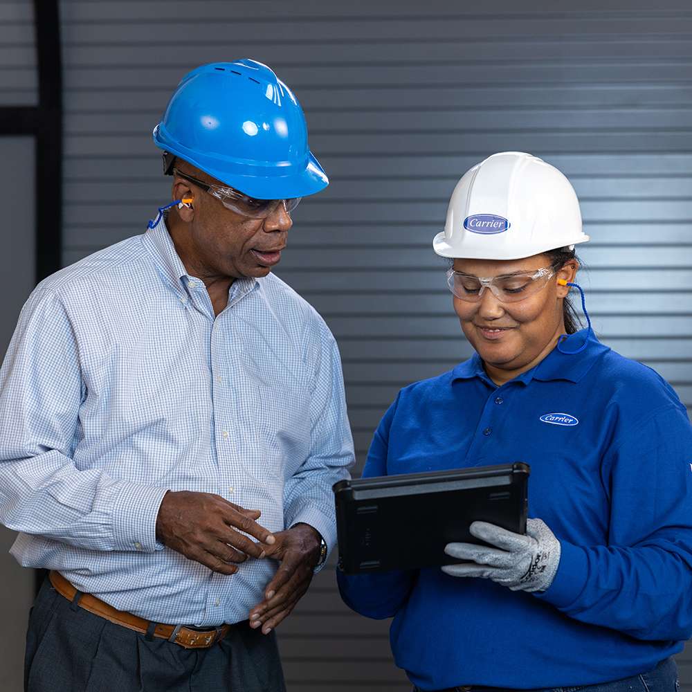 service-techs-looking-at-tablet-1x1