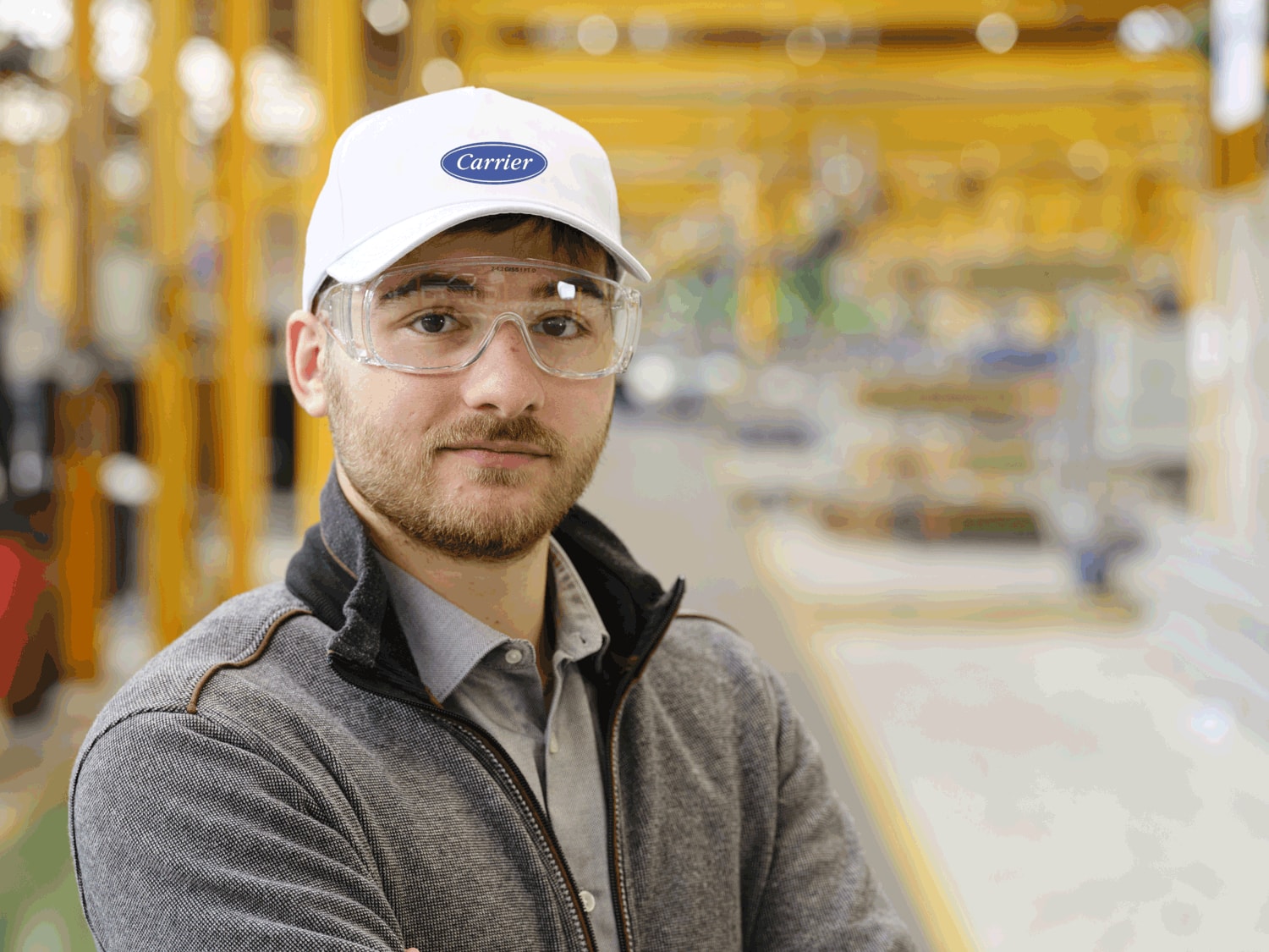 Técnico de servicio de Carrier trabajando en una fábrica de Carrier como parte de las operaciones de mantenimiento de los sistemas de HVAC+R