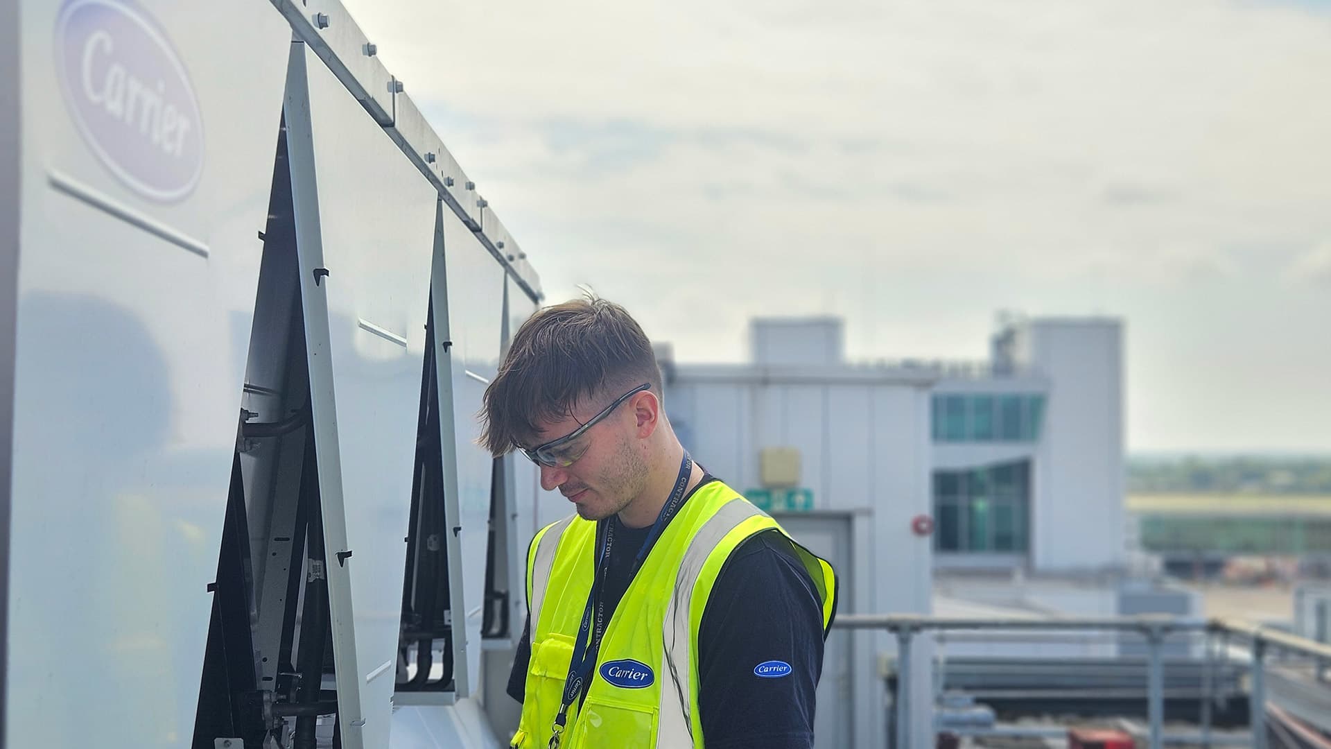 carrier-technician-at-london-gatwick