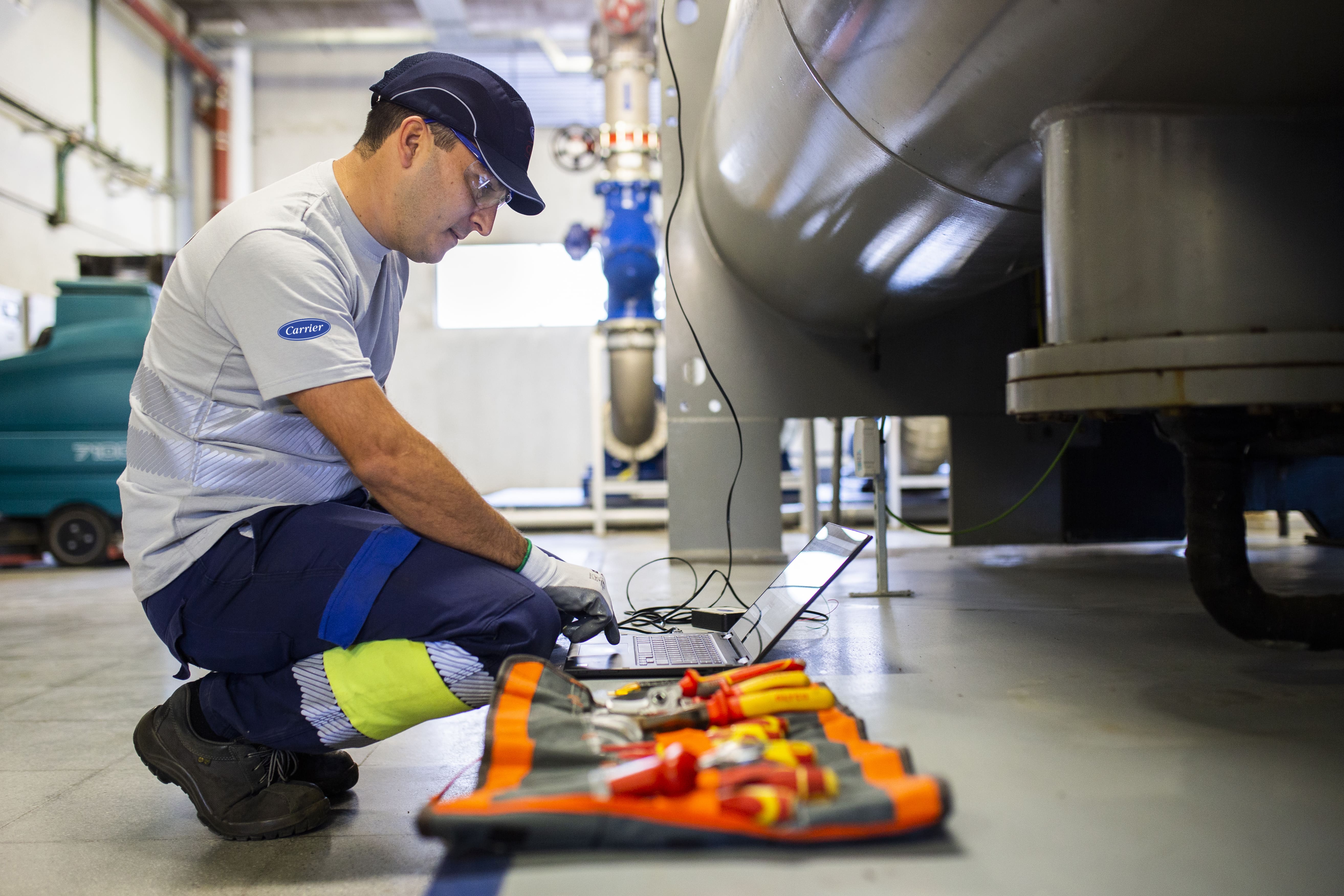 carriers-service-technician-gathering-data-min-en