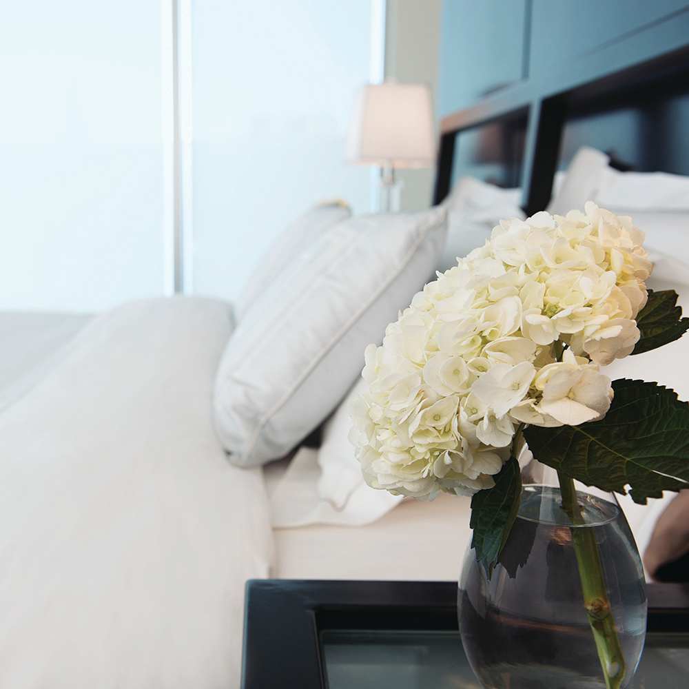 hotel-room-with-flowers-1x1