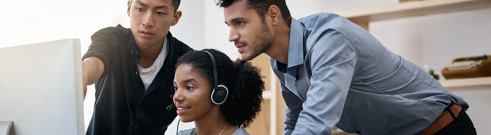 team-working-on-customer-solutions-2000x550