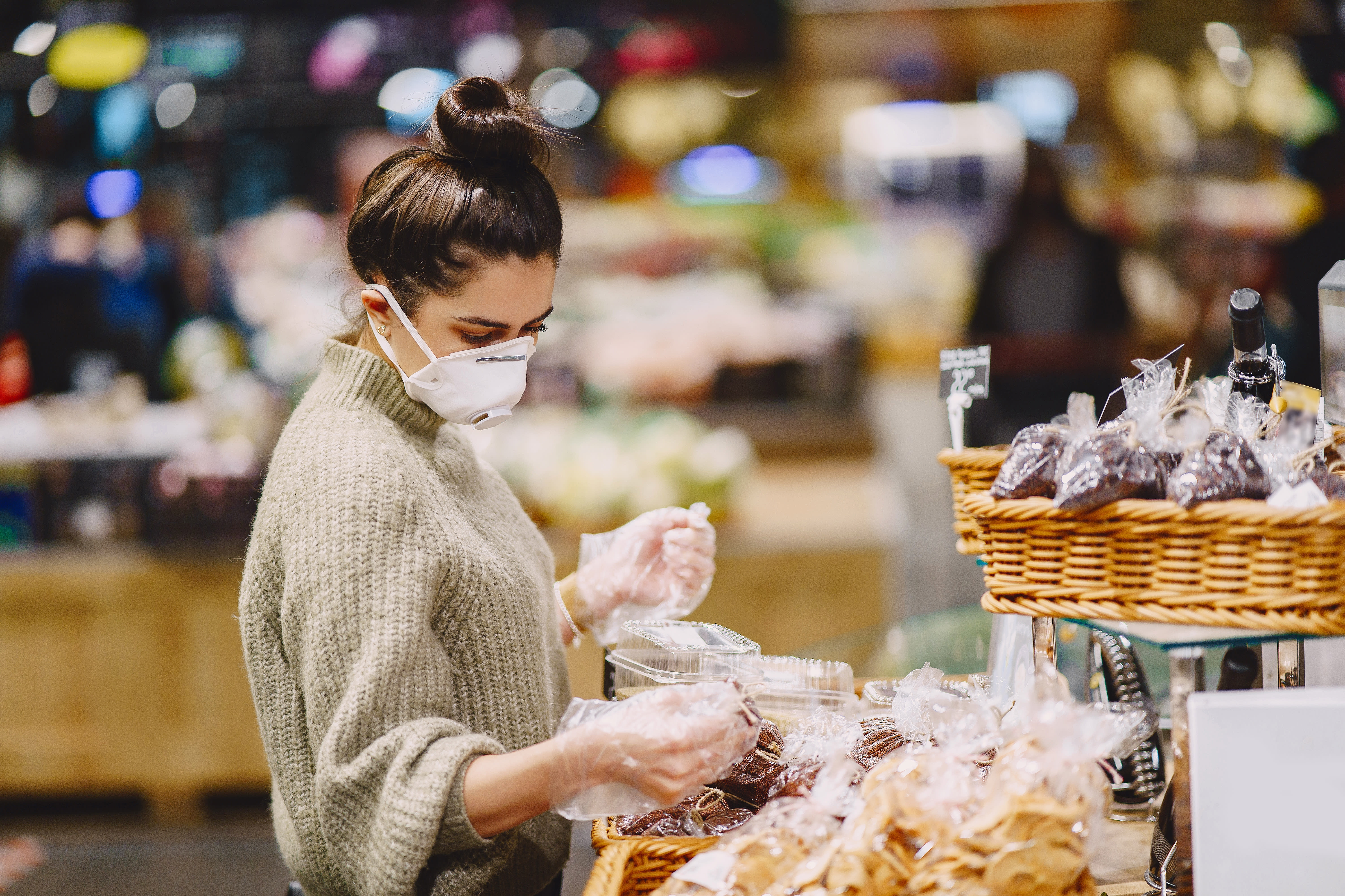woman-shopping-with-mask