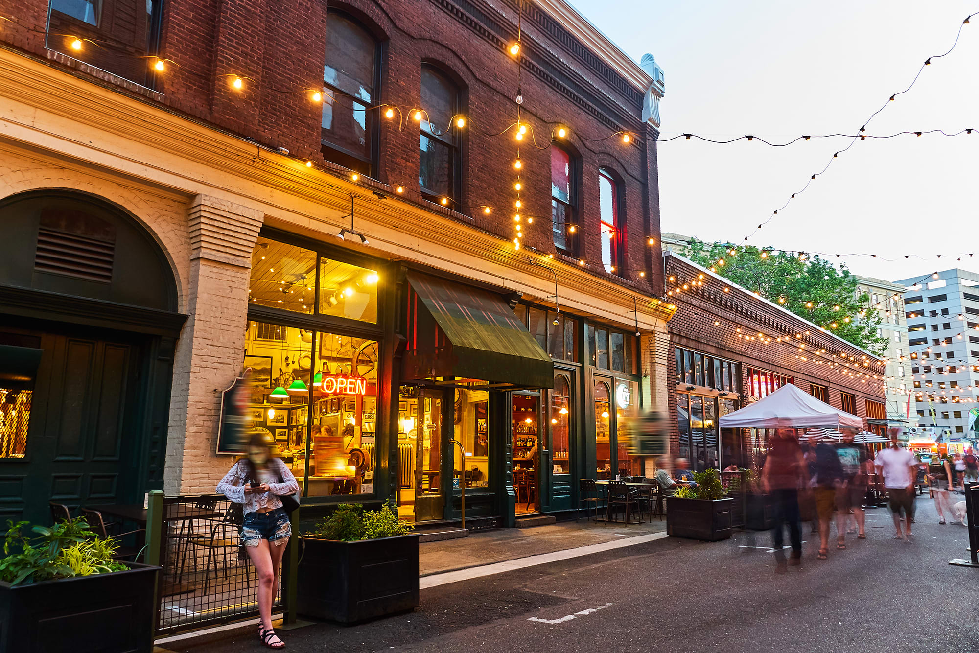 restaurant-exterior-3x2
