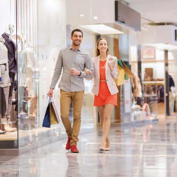 ciat-shopping-center-solutions-young-couple-shopping-in-a-mall-sq