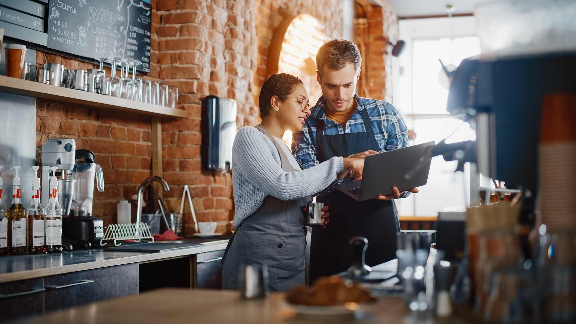 man-woman-in-coffee-shop-16x9
