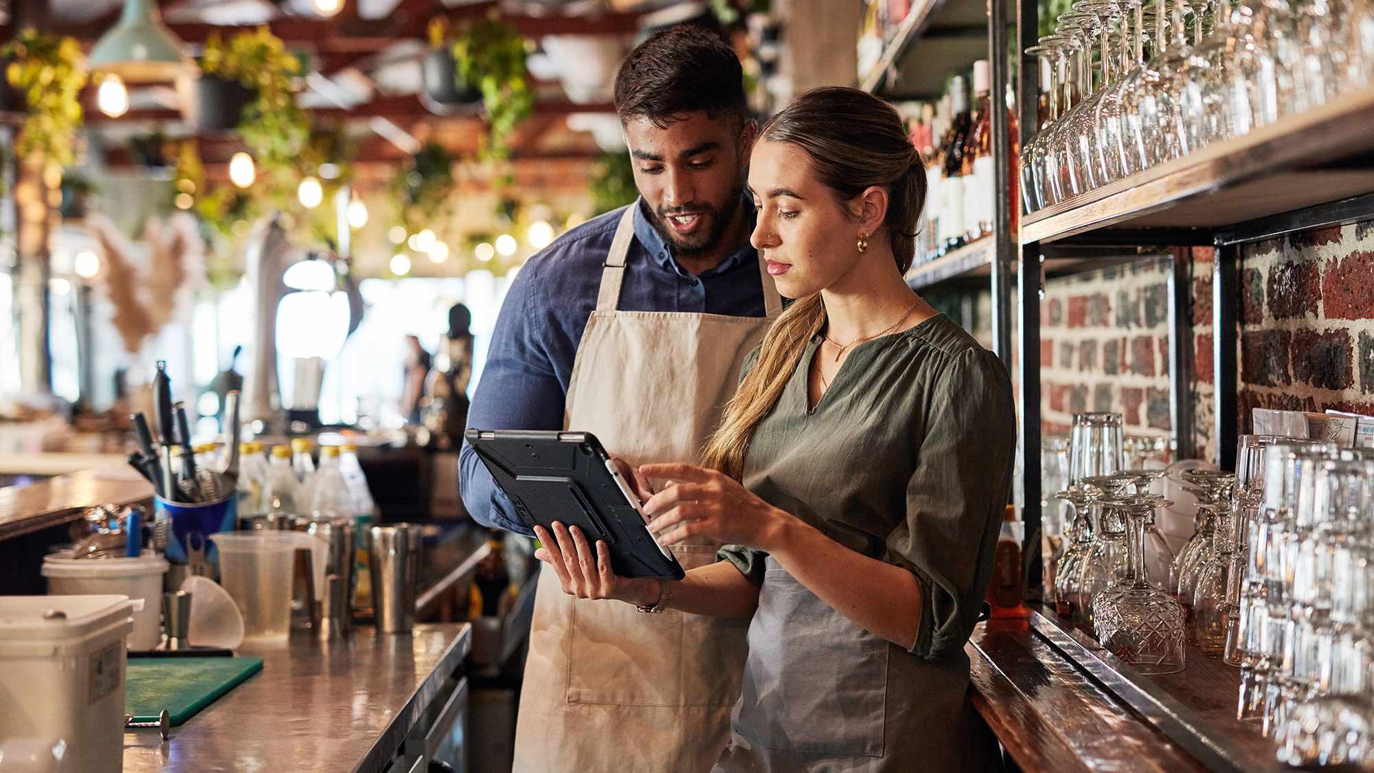 man-woman-in-retail-setting-16x9