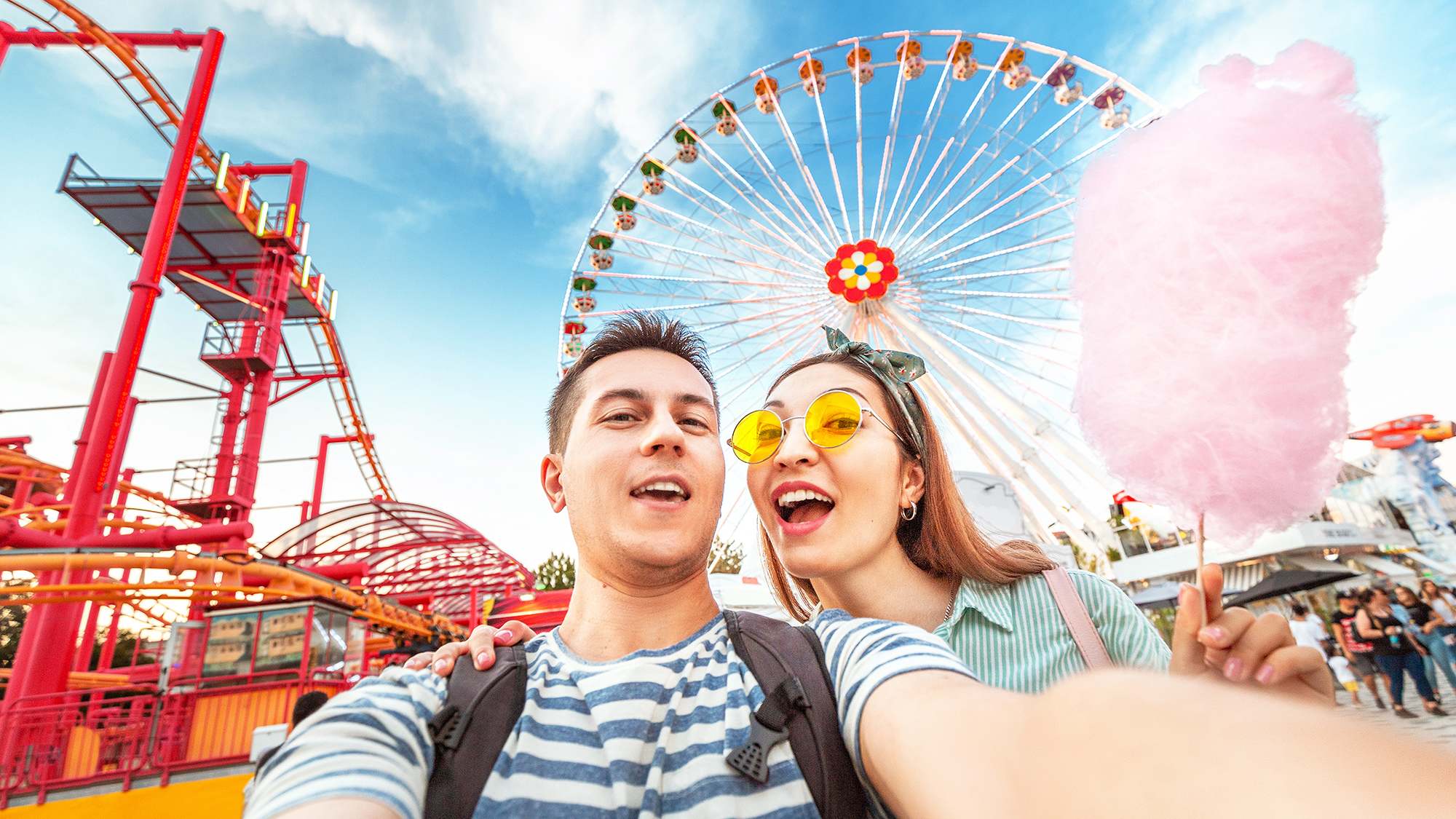 man-woman-enjoying-amusement-park-16x9