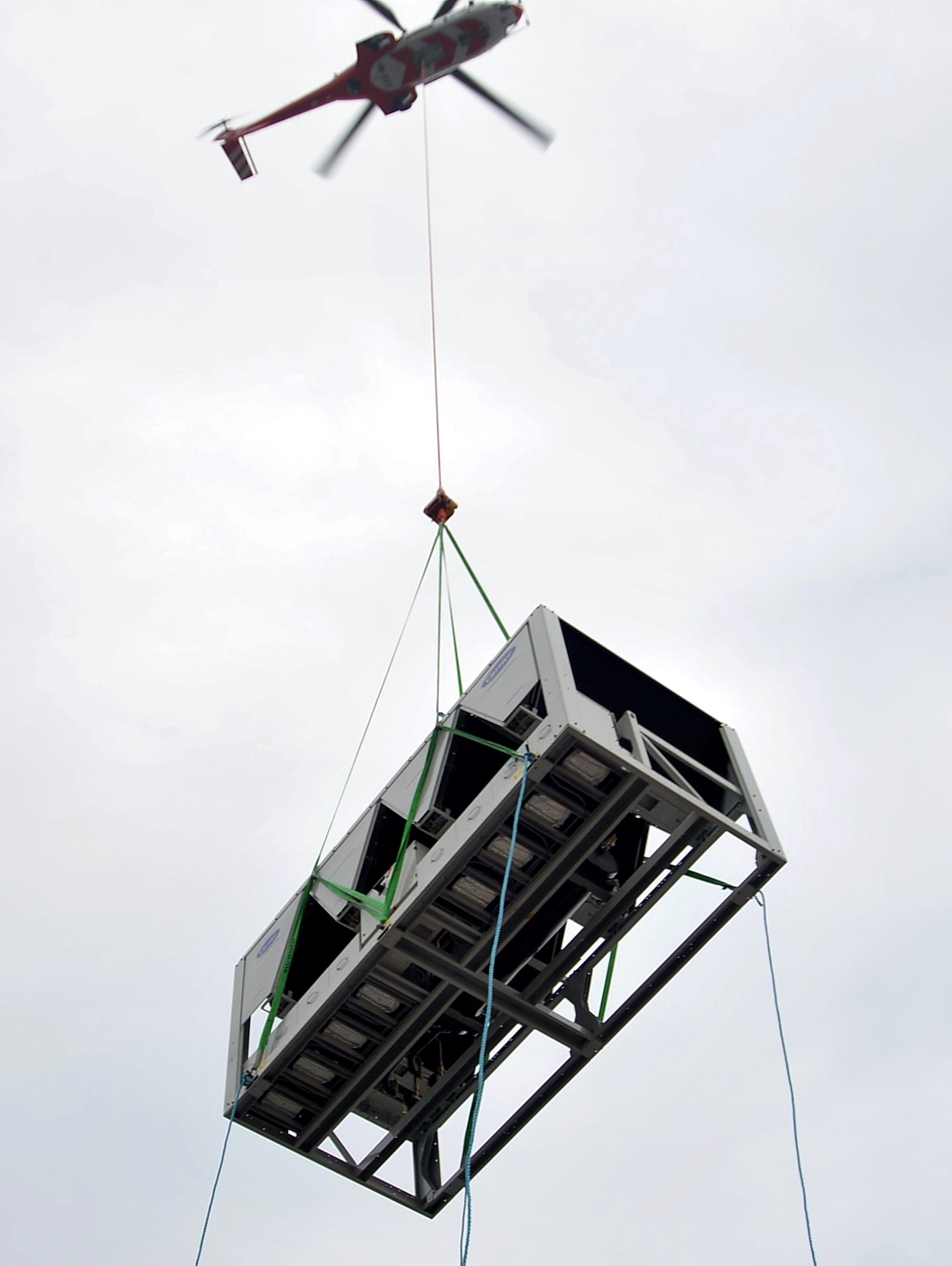 carrier-case-study-hilton-hotel-air-cooled-chiller-installation-by-helicopter-2