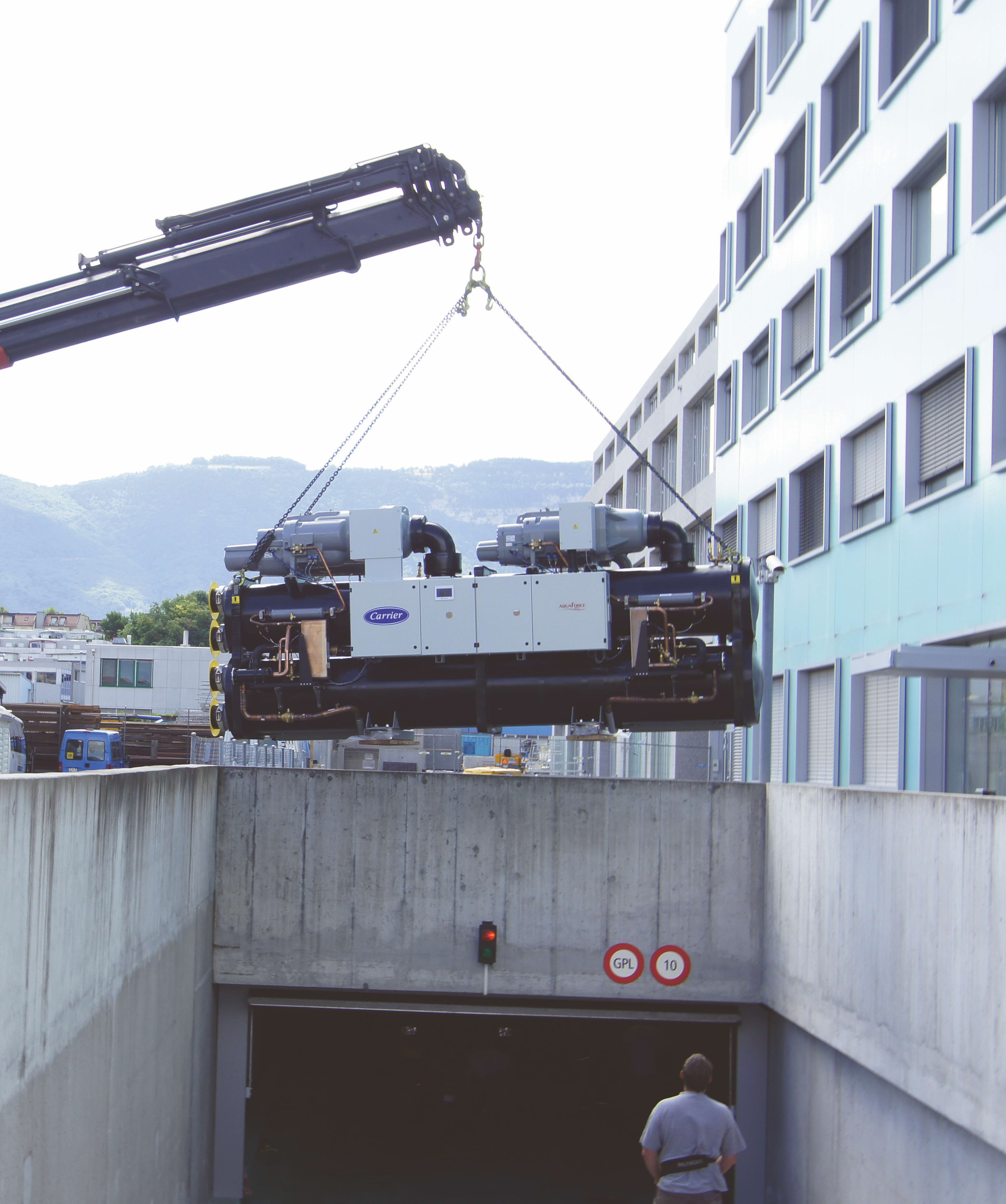 carrier-case-study-switzerland-district-heating-water-heat-pump-30XW-installation