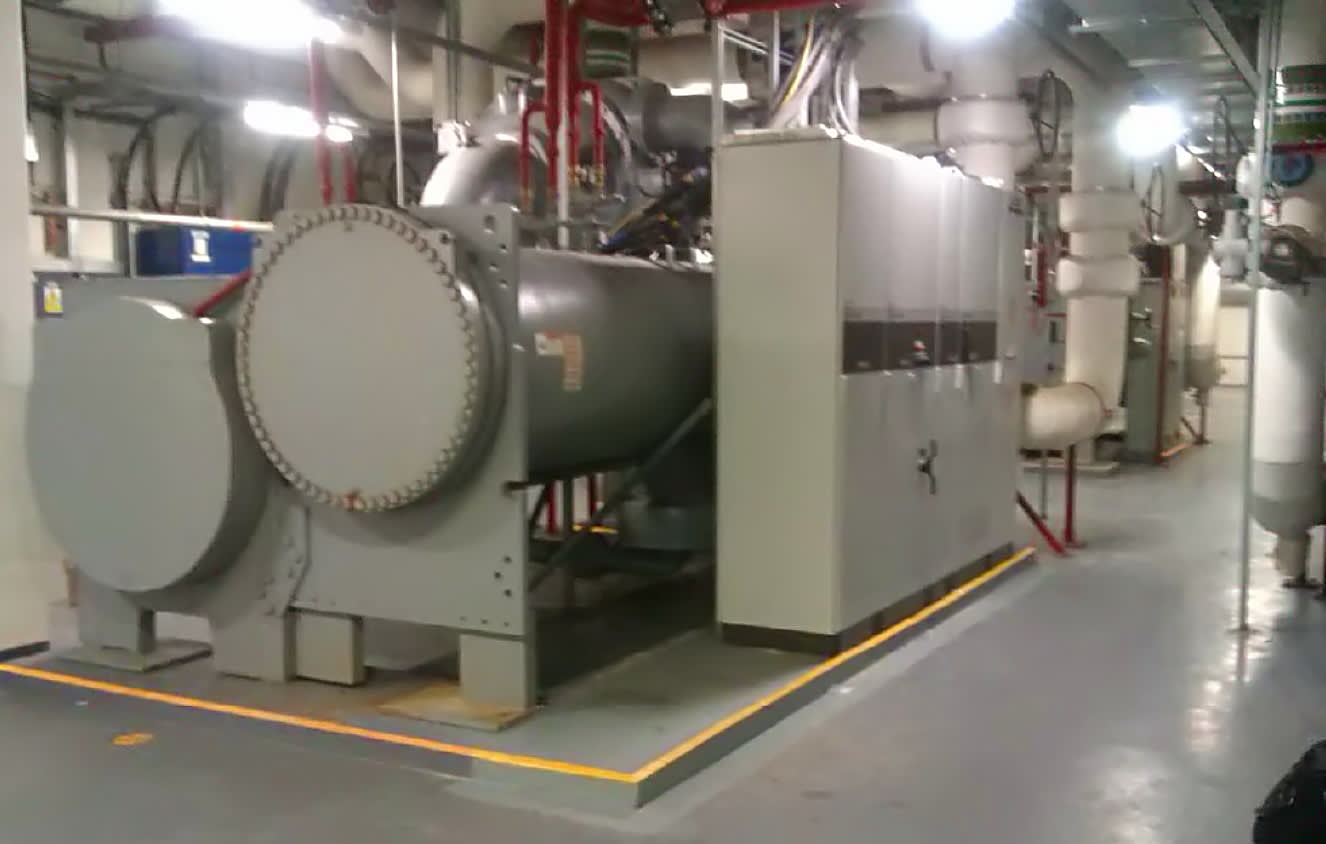 carrier-case-study-citibank-centrifugal-chiller-in-plant-room-1