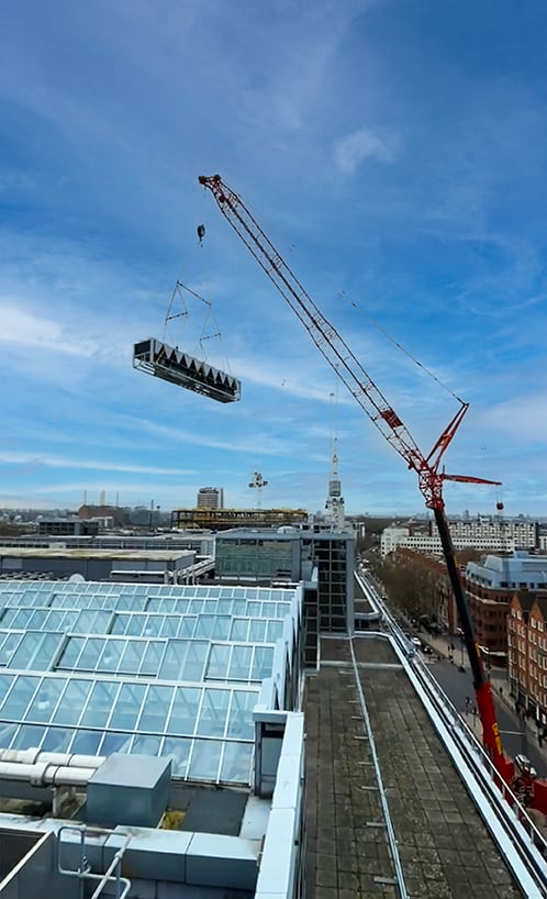 crane-lift-of-carrier-chiller