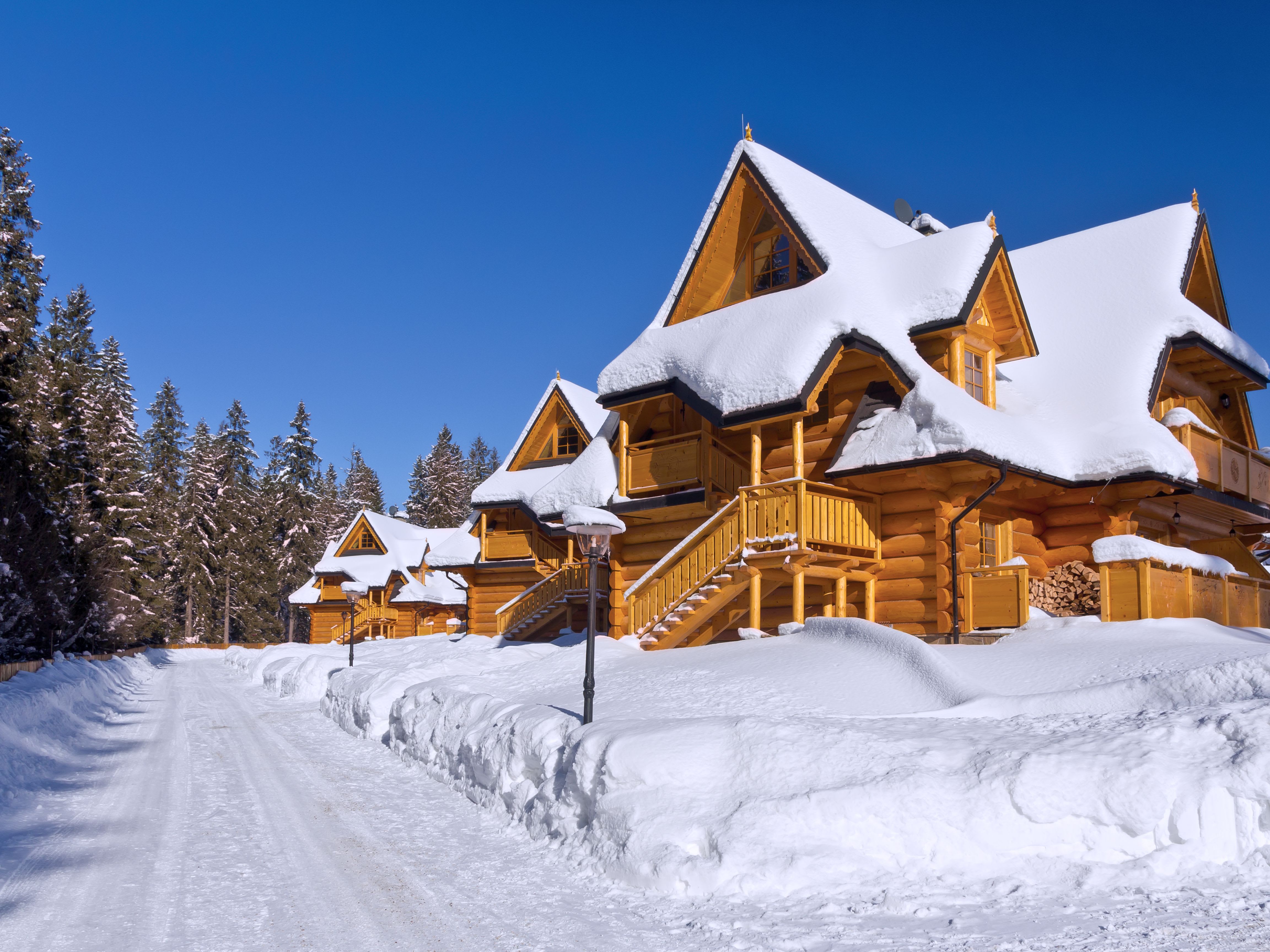 snow-covered-log-home_4-3