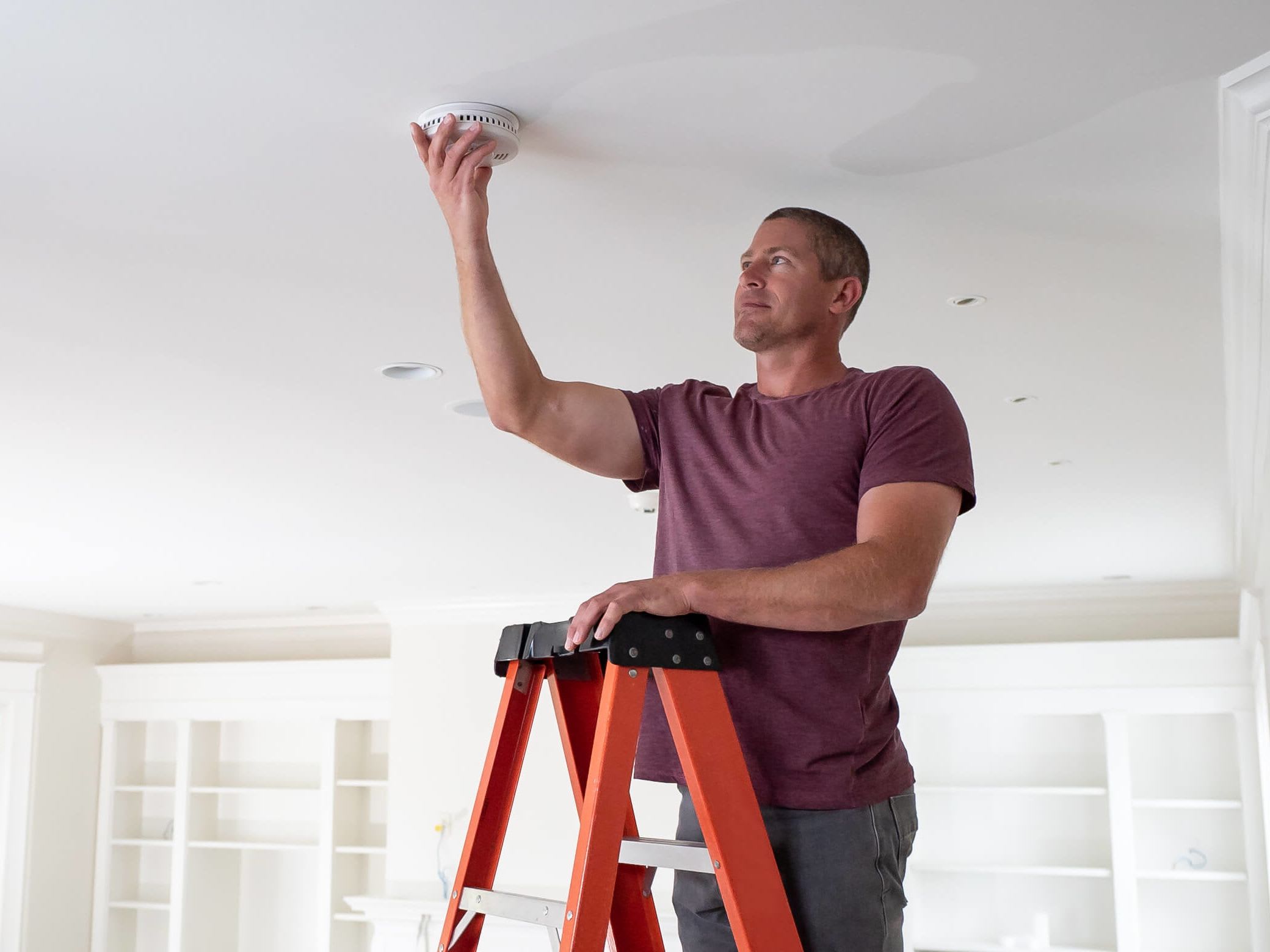 man-installing-alarm-02-full-opt_4-3