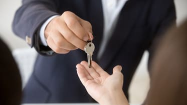 man-handing-over-keys_01_16x9