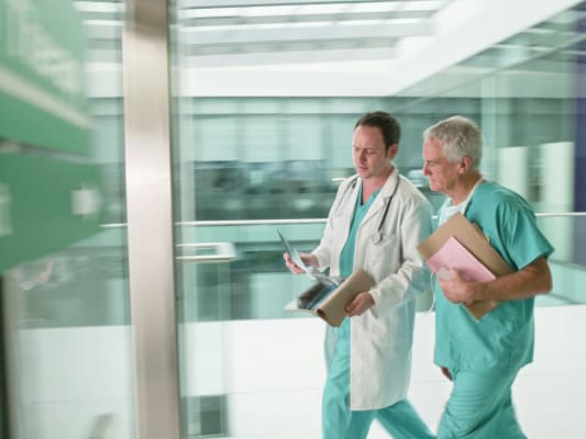 doctors-discussing-hospital