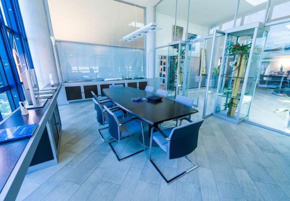 carrier-modern-conference-room-in-office-building