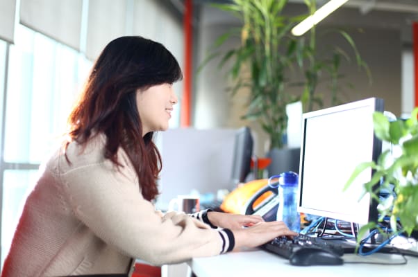 woman-using-desktop-computer