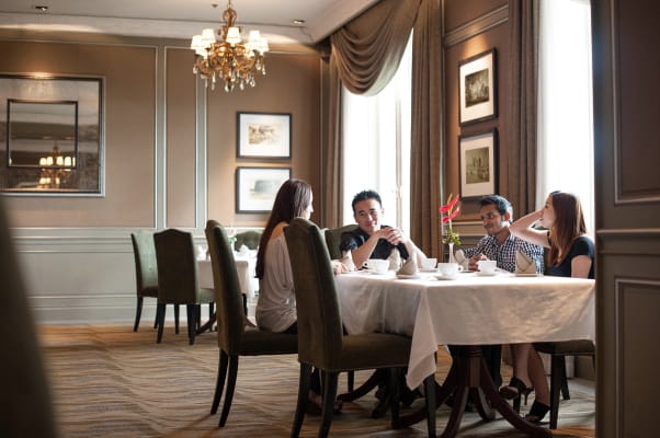 people-discussing-business-lunch