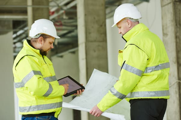 engineers-at-building-site