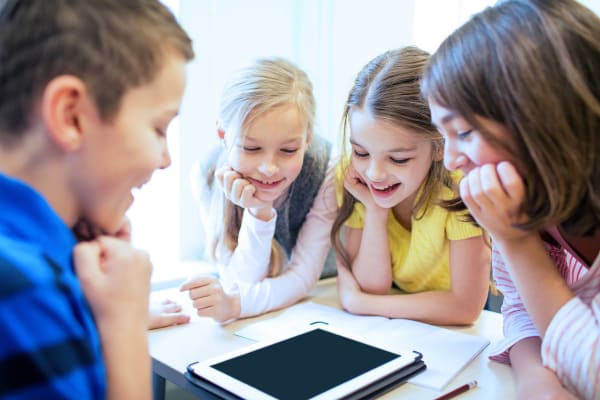 kids-in-school-with-ipad