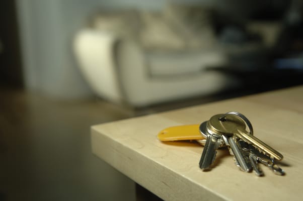 keys-on-table