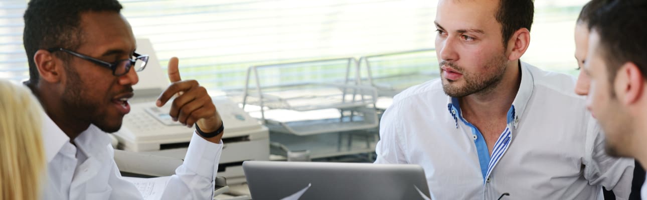 carrier-group-of-young-people-working-around-table-sm