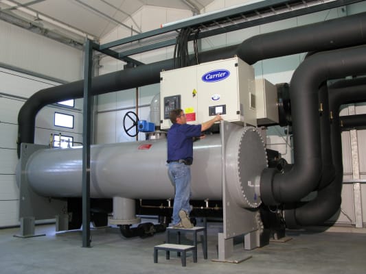 carrier-service-technician-on-site-centrifugal-chiller